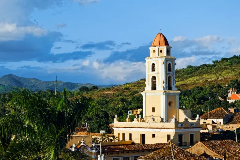 Iglesia colonial entre colinas verdes en Guatemala